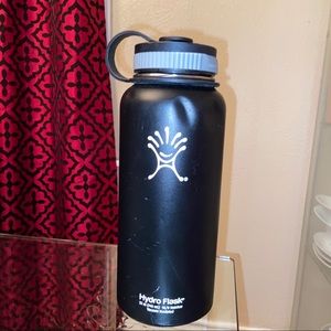 Black 32oz hydroflask